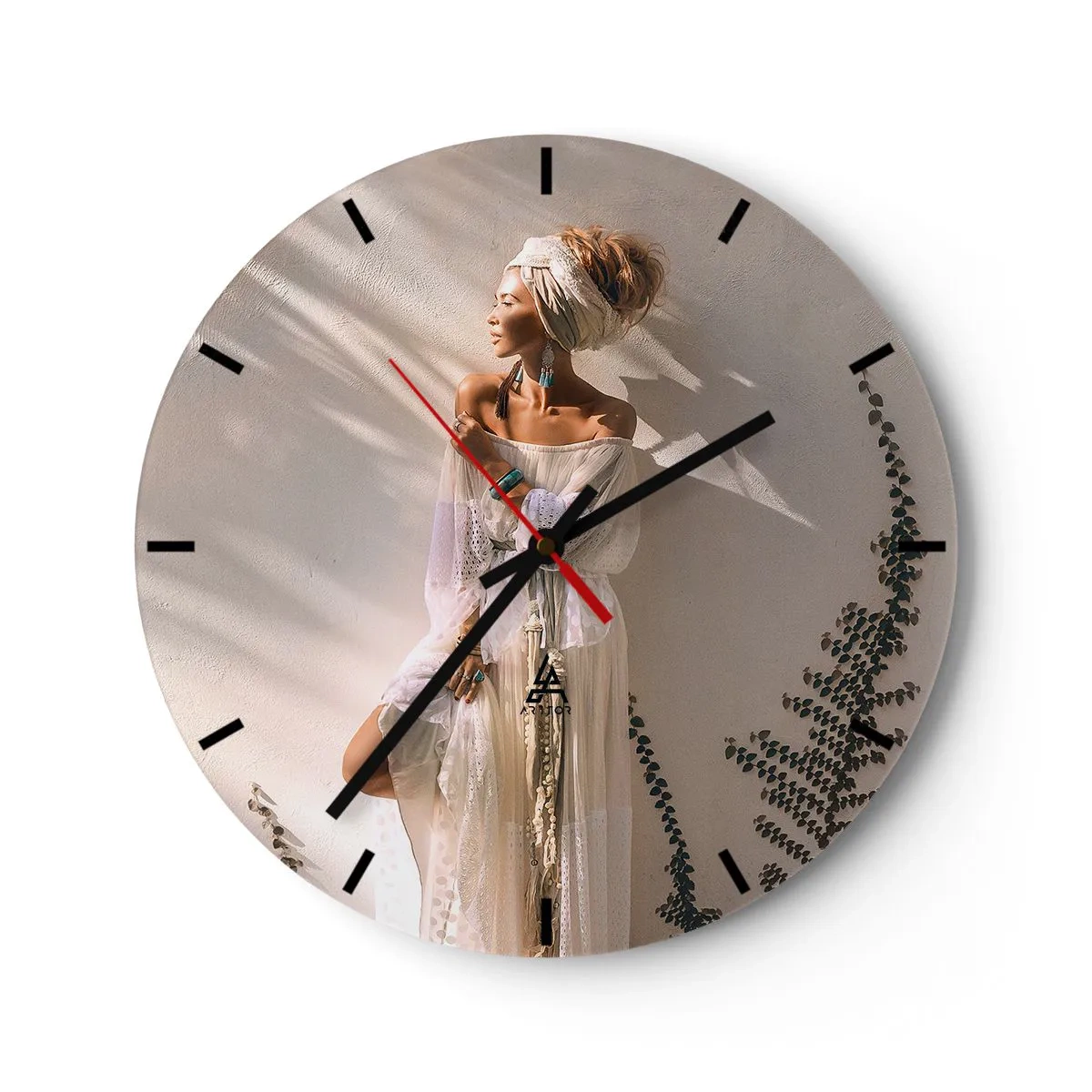 Reloj de pared - Reloj de vidrio - Una mujer con estilo boho parada bajo el sol. - 30x30cm - El sol y la joven - Decoración de pared moderna para salón, cocina y dormitorio ARTTOR