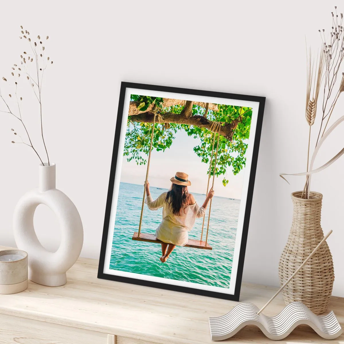 Póster en marco negro - Mujer en un columpio junto al mar en un entorno tropical - 50x70cm - La vida es bella - Decoración de pared moderna para salón y dormitorio ARTTOR