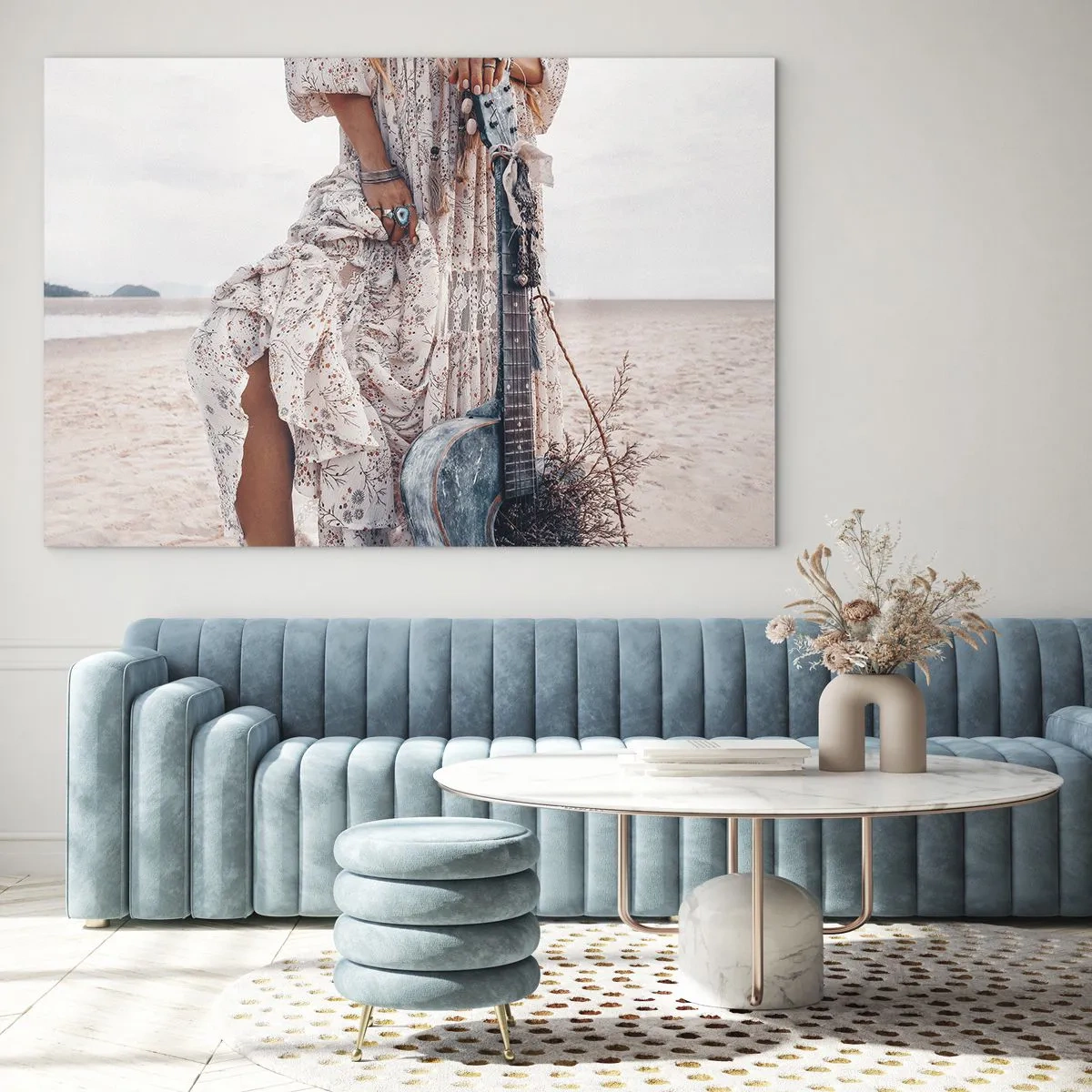 Cuadro sobre vidrio - Impresiones sobre Vidrio - Mujer de estilo bohemio con guitarra en una playa vacía - 70x50cm - Una flor en el camino - Decoración de pared moderna para salón y dormitorio ARTTOR