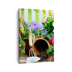 Cuadro sobre lienzo - Impresión de Imagen - Flores de colores en macetas con herramientas de jardinería sobre la mesa. - 50x70cm - El jardín de Sofía - Decoración de pared moderna para salón y dormitorio ARTTOR