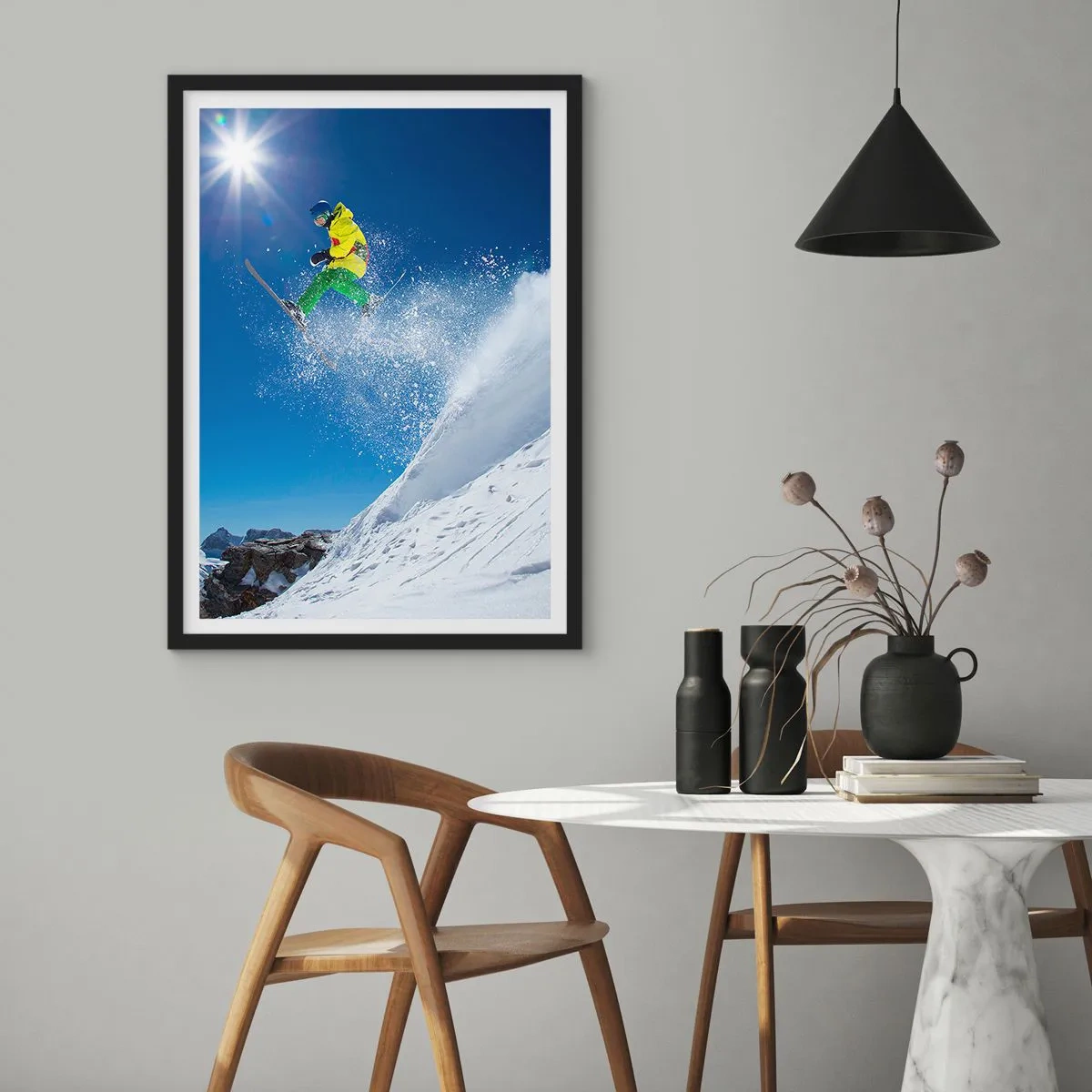 Póster en marco negro - Esquiador en acción en una pendiente nevada - 50x70cm - Bailando con las montañas - Decoración de pared moderna para salón y dormitorio ARTTOR