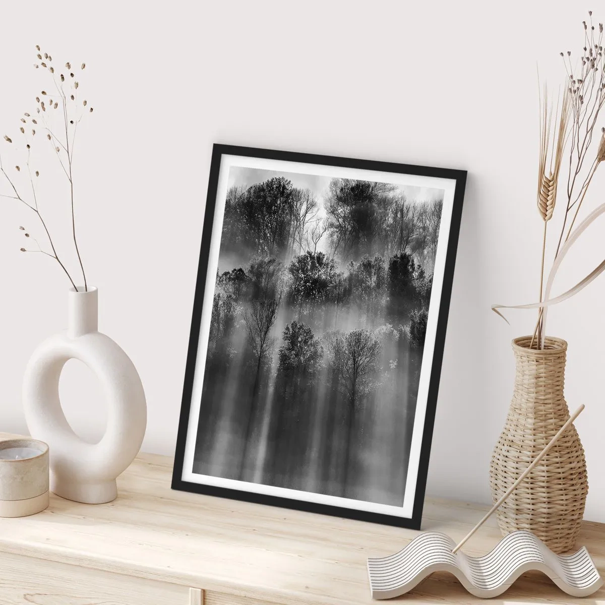 Póster en marco negro - Bosque blanco y negro en la niebla con rayos de sol. - 50x70cm - En los flujos de luz - Decoración de pared moderna para salón y dormitorio ARTTOR