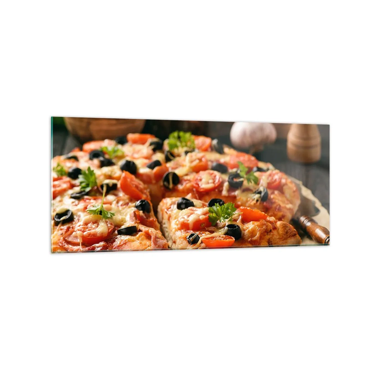 Cuadro sobre vidrio - Impresiones sobre Vidrio - Pizza con tomates, aceitunas y hierbas frescas en la mesa. - 120x50cm - Delicioso aroma - Decoración de pared moderna para salón y dormitorio ARTTOR