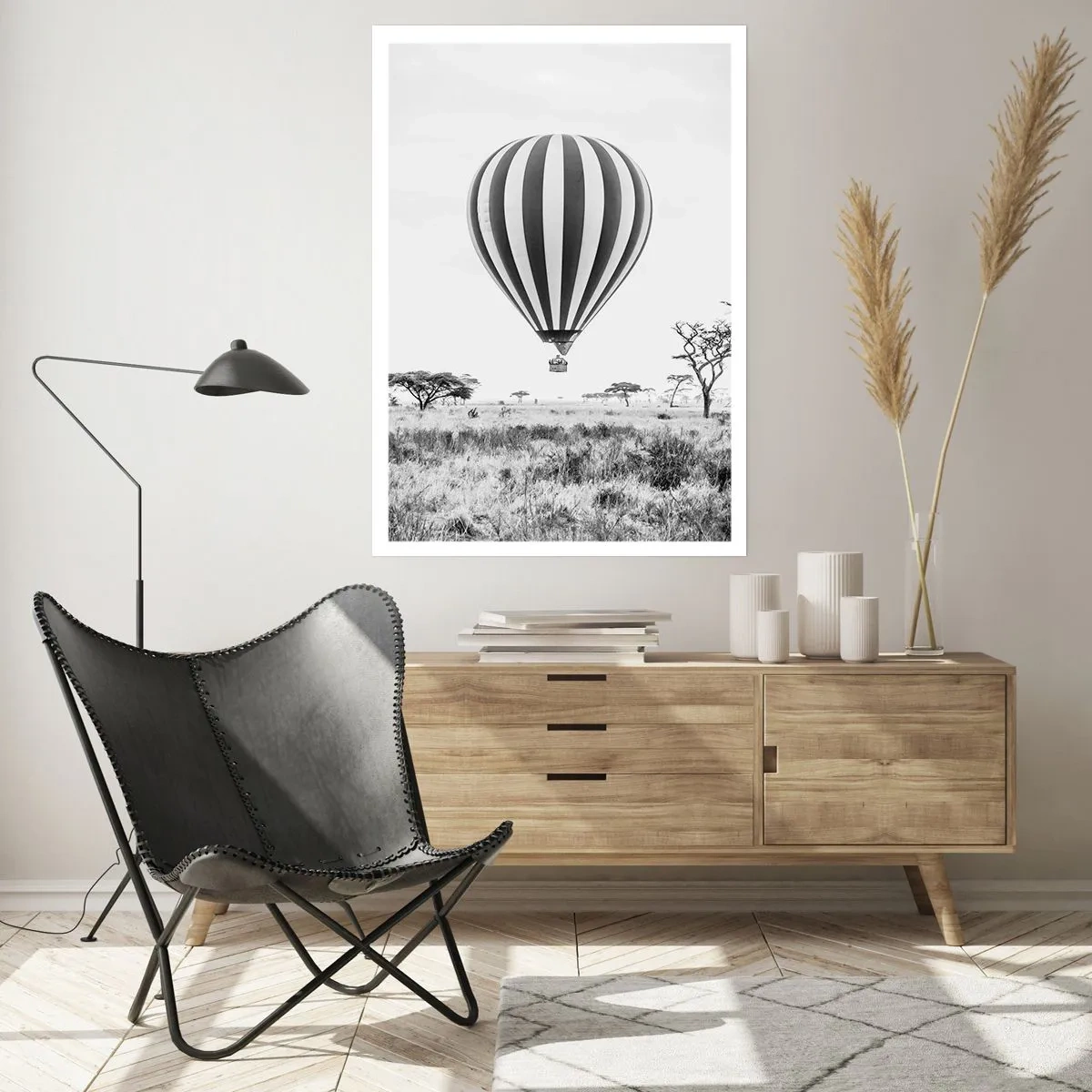 Póster - Un globo aerostático flotando sobre la sabana en blanco y negro. - 50x70cm - Sobre la sabana - Decoración de pared moderna para salón y dormitorio ARTTOR
