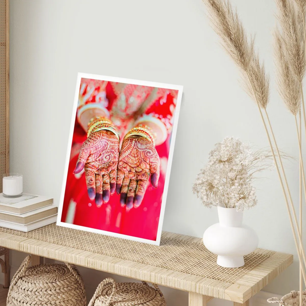 Póster - Manos decorativas de henna sobre un fondo rojo. - 50x70cm - Ritual con las manos - Decoración de pared moderna para salón y dormitorio ARTTOR