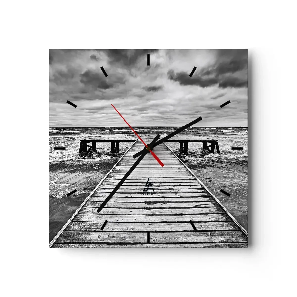 Reloj de pared - Reloj de vidrio - Una vista en blanco y negro de un embarcadero de madera sobre un mar tempestuoso. - 30x30cm - Estoy esperando que sople el viento... - Decoración de pared moderna para salón y dormitorio ARTTOR