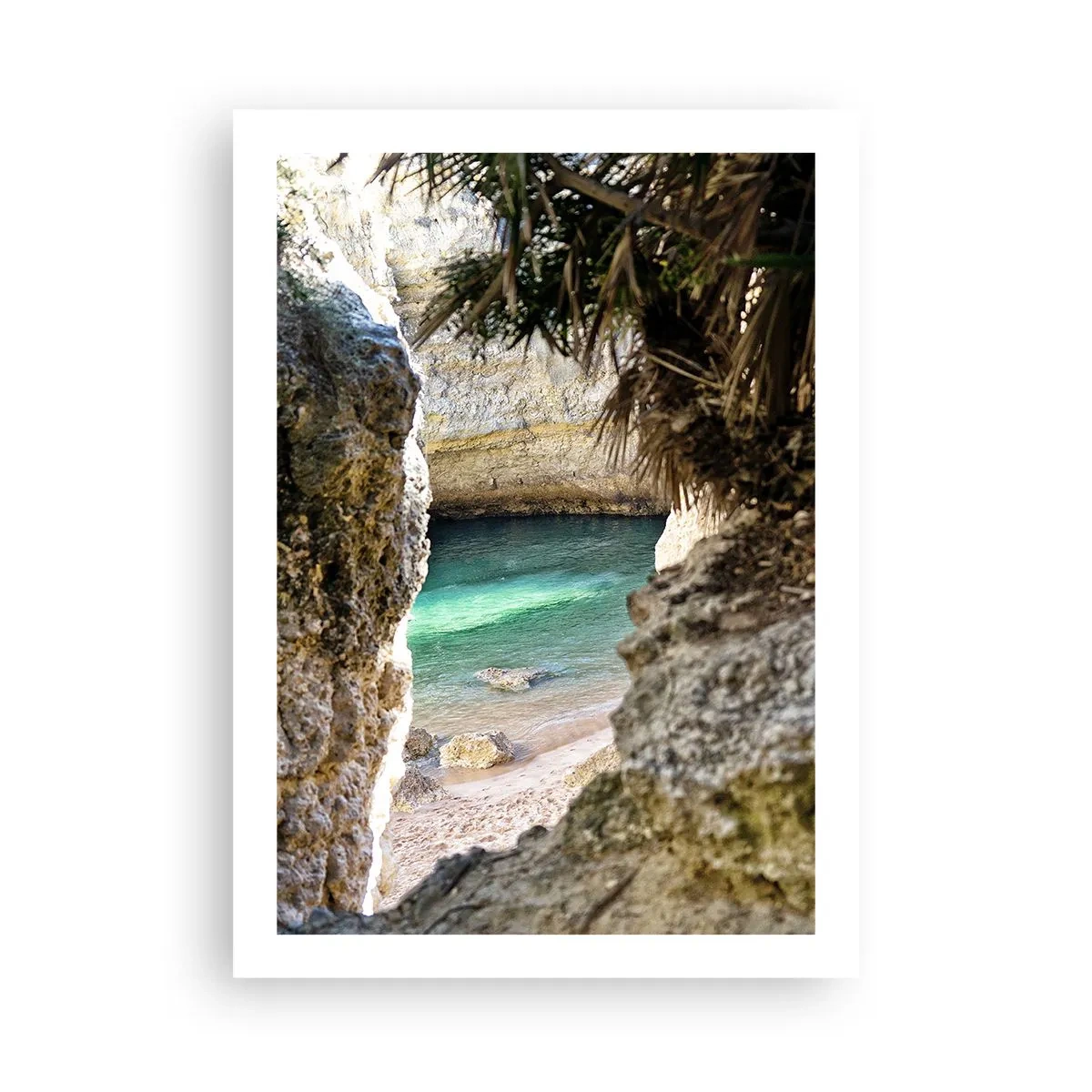 Póster - Vista de la playa escondida a través de una grieta rocosa. - 50x70cm - Bahía turquesa - Decoración de pared moderna para salón y dormitorio ARTTOR