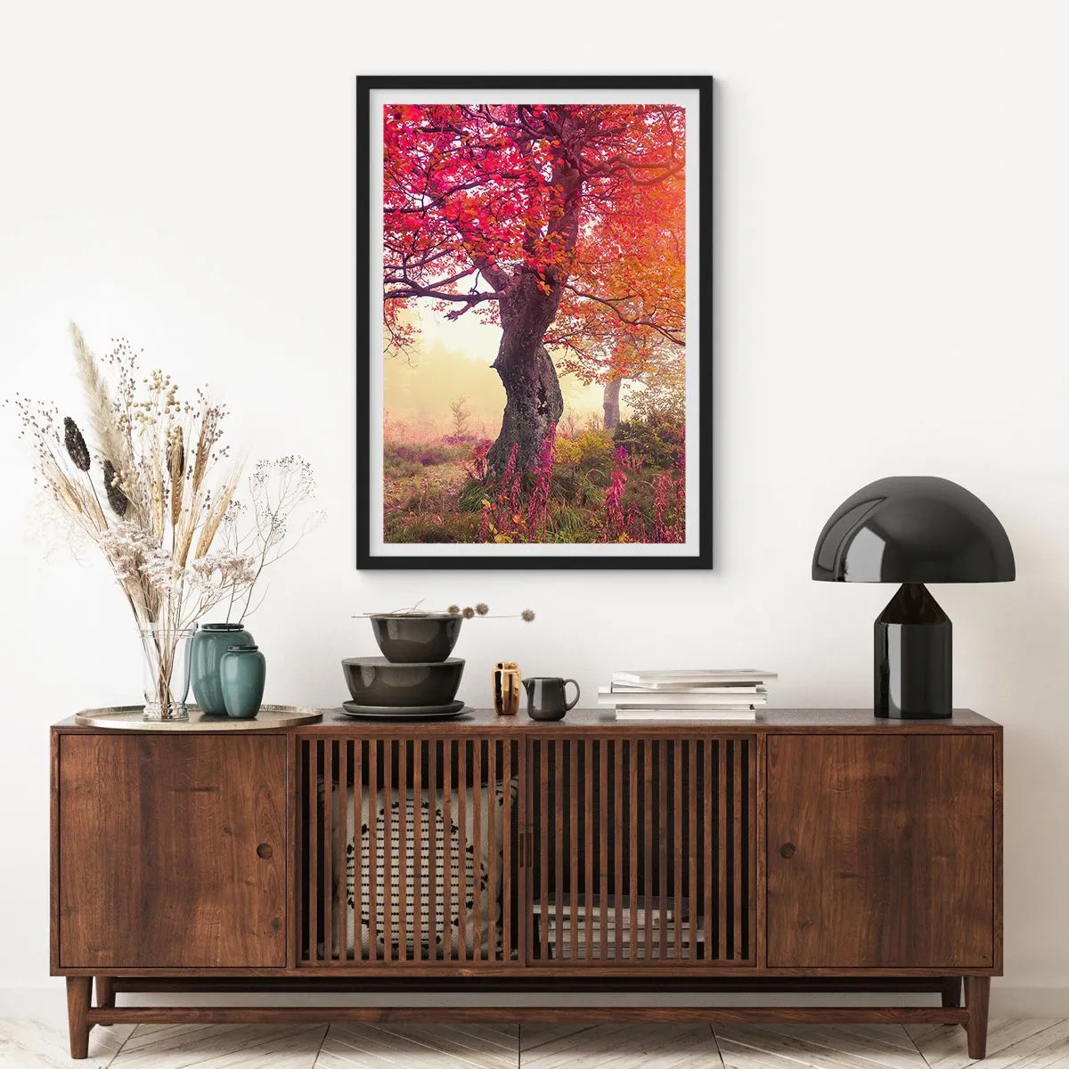 Póster en marco negro - Un árbol con hojas rojas en un paisaje otoñal. - 50x70cm - Un frenesí de floración - Decoración de pared moderna para salón y dormitorio ARTTOR