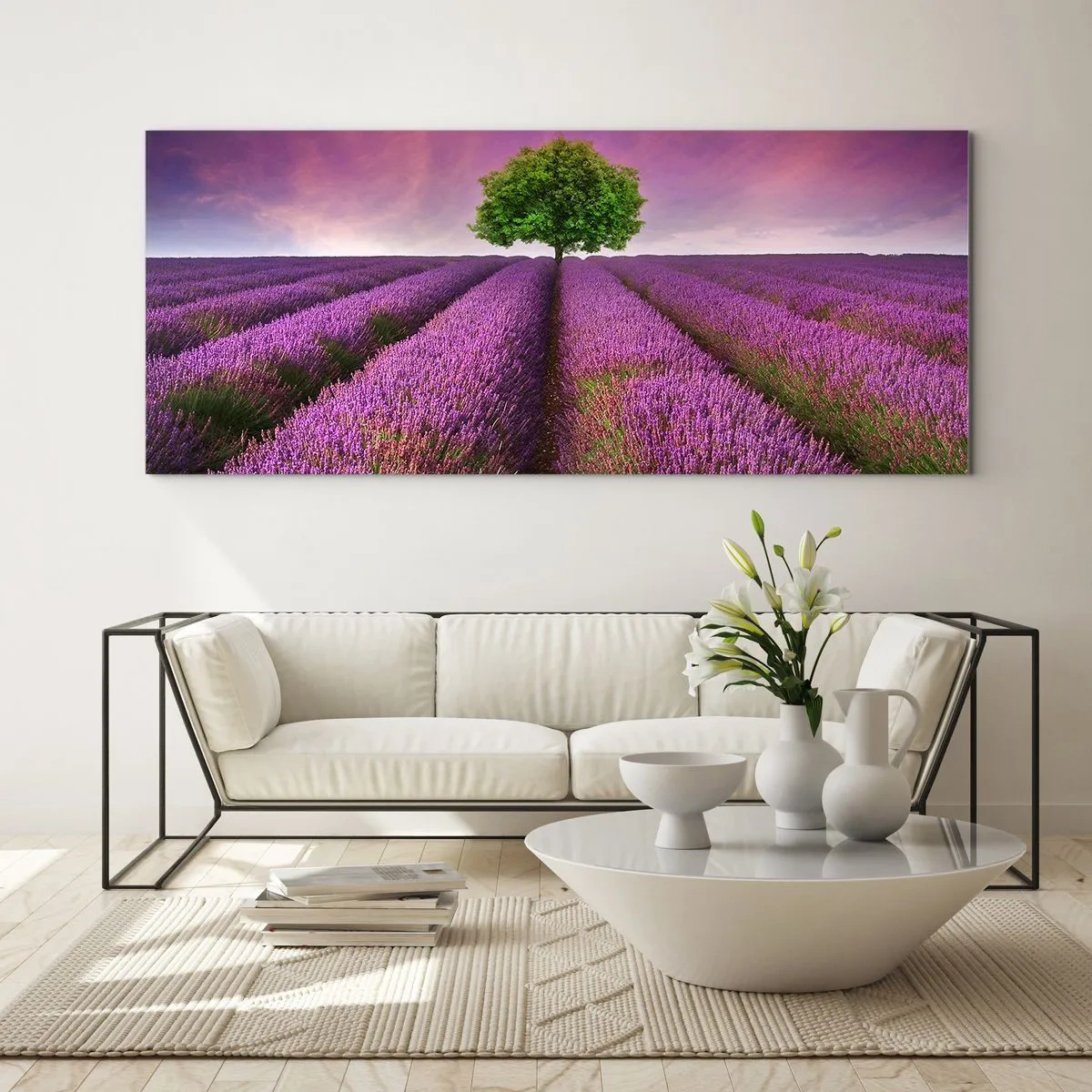Cuadro sobre vidrio - Impresiones sobre Vidrio - Un campo de lavanda con un árbol solitario y un cielo púrpura. - 140x50cm - En los campos de lavanda - Decoración de pared moderna para salón y dormitorio ARTTOR