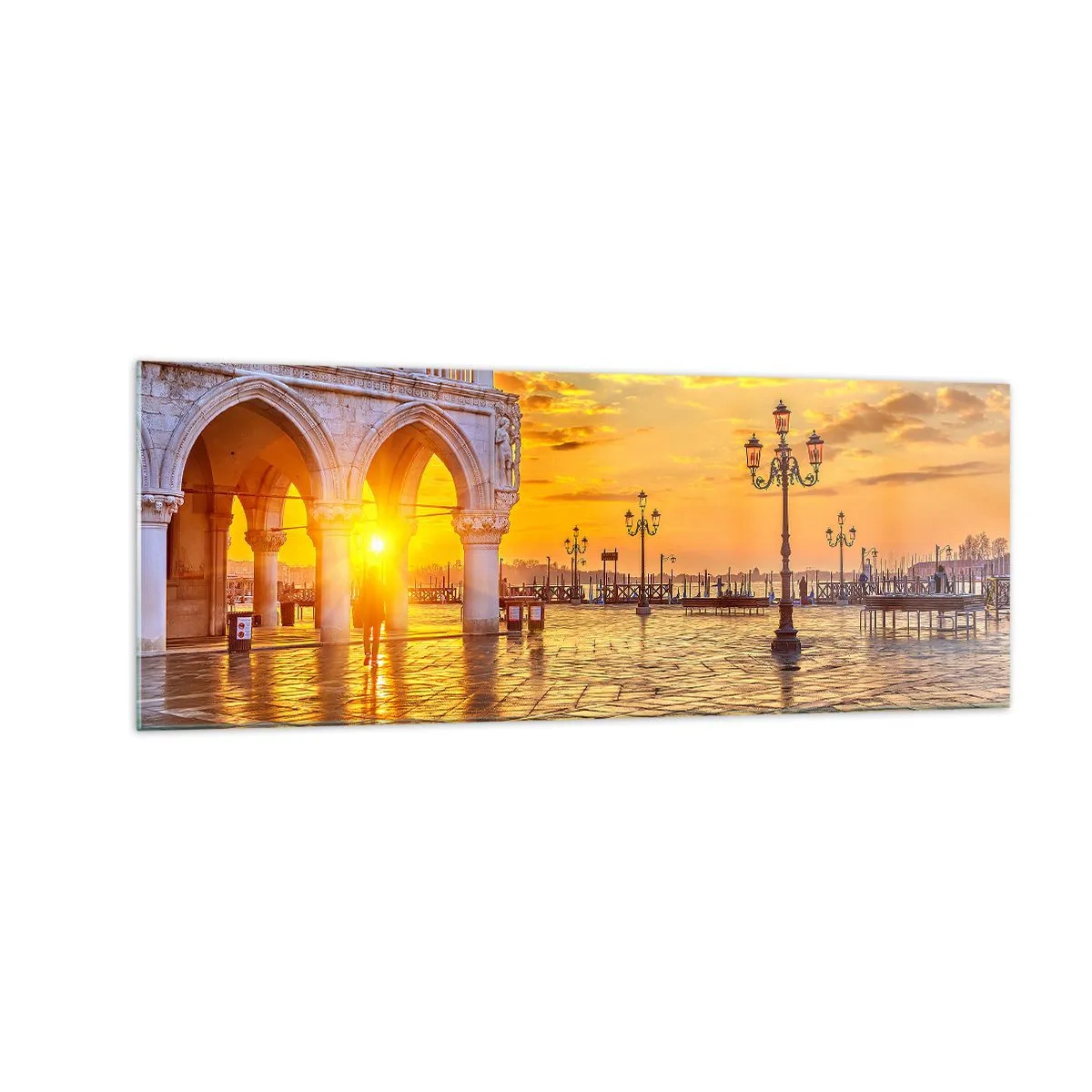 Cuadro sobre vidrio - Impresiones sobre Vidrio - Atardecer dorado en la plaza de la ciudad con arcadas y farolas - 140x50cm - ¿Dónde están todos? - Decoración de pared moderna para salón y dormitorio ARTTOR