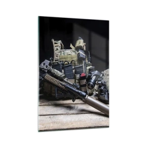 Cuadro sobre vidrio - Impresiones sobre Vidrio - Equipo táctico con un rifle sobre una mesa de madera. - 70x100cm - ¡Descansen! - Decoración de pared moderna para salón y dormitorio ARTTOR