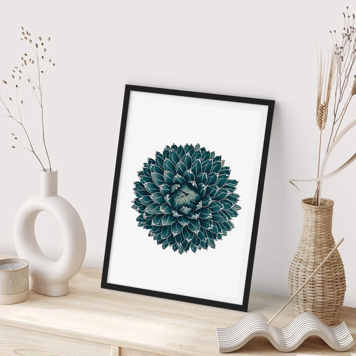 Póster en marco negro - Detalle de una suculenta con disposición simétrica de hojas. - 50x70cm - Estrella del desierto - Decoración de pared moderna para salón y dormitorio ARTTOR