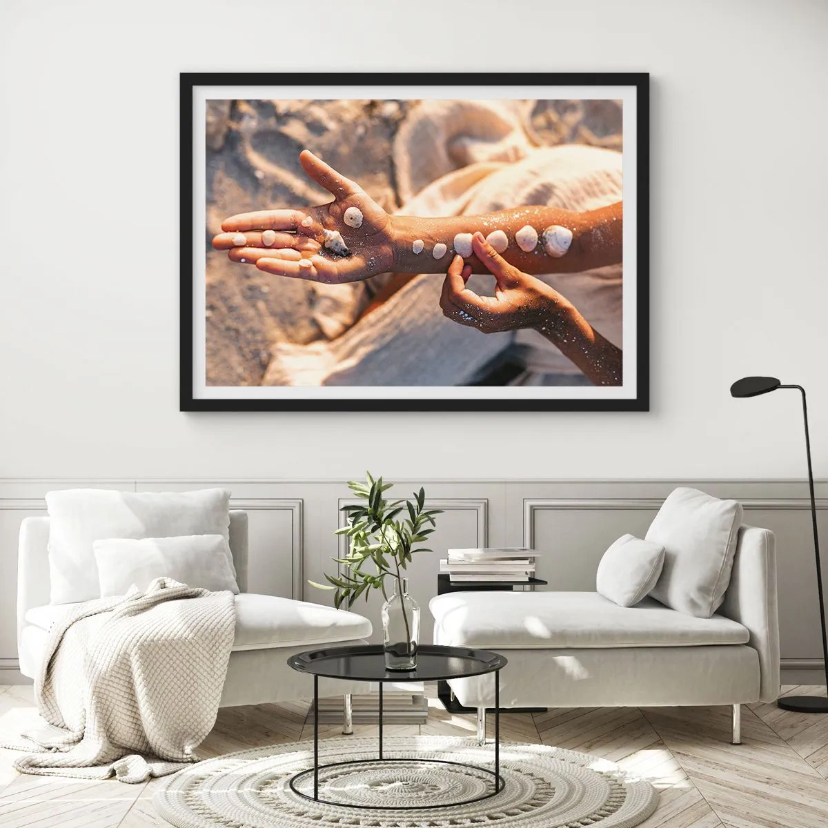 Póster en marco negro - La belleza al alcance de la mano - 40x30 cm