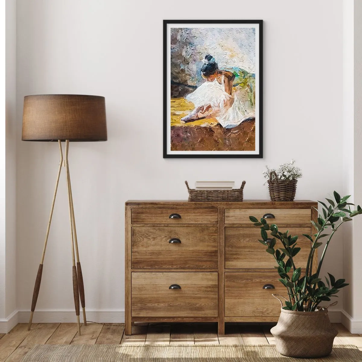 Póster en marco negro - Una bailarina con un vestido blanco se apoya sobre un fondo pictórico. - 50x70cm - De un cuadro de Degas - Decoración de pared moderna para salón y dormitorio ARTTOR