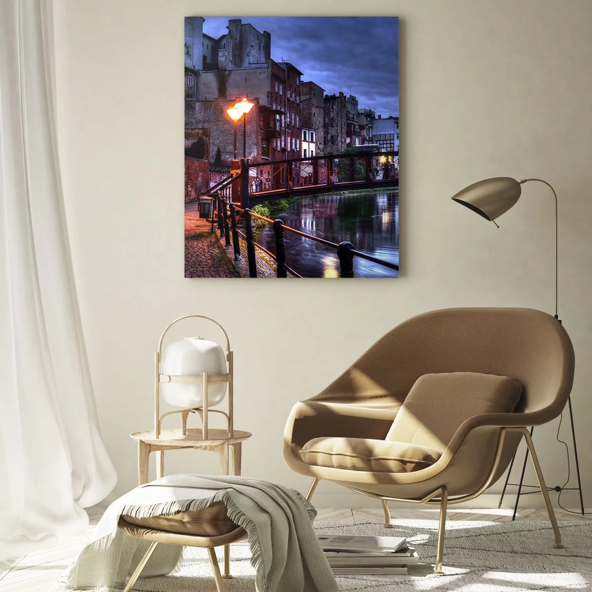 Cuadro sobre vidrio - Impresiones sobre Vidrio - Una encantadora calle a lo largo del canal con un puente e iluminación nocturna. - 50x70cm - No conocías Bydgoszcz así - Decoración de pared moderna para salón y dormitorio ARTTOR