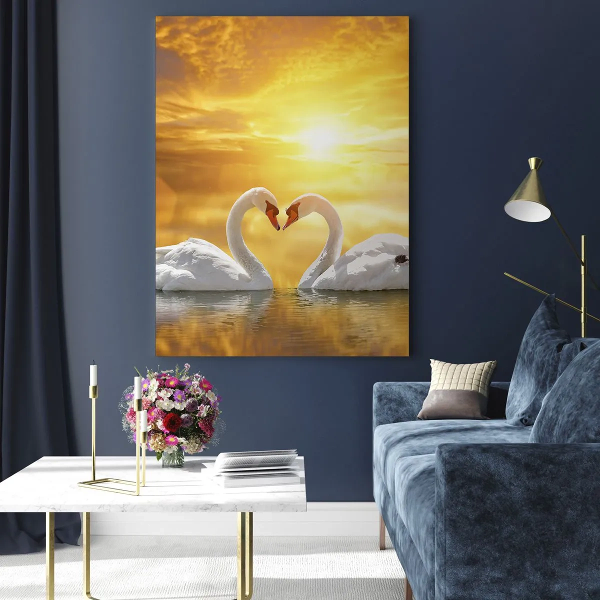 Cuadro sobre vidrio - Impresiones sobre Vidrio - Una escena romántica de dos cisnes formando un corazón con el telón de fondo de una puesta de sol dorada. - 70x100cm - Corazón es la palabra más bella del mundo... - Decoración de pared moderna para salón y