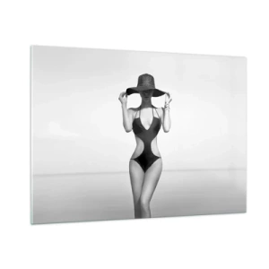 Cuadro sobre vidrio - Impresiones sobre Vidrio - Una mujer en traje de baño negro y sombrero frente al mar. - 100x70cm - Mi nombre es Elegancia - Decoración de pared moderna para salón y dormitorio ARTTOR