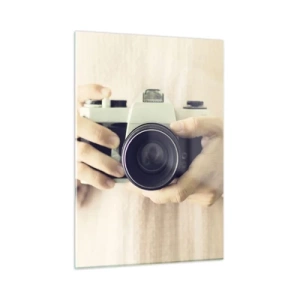 Cuadro sobre vidrio - Impresiones sobre Vidrio - Una persona sosteniendo una cámara clásica en sus manos. - 50x70cm - Una visión diferente - Decoración de pared moderna para salón y dormitorio ARTTOR