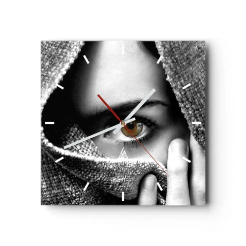 Reloj de pared - Reloj de vidrio - Retrato de una mujer con un ojo color ámbar cubierto con una tela en tonos grises. - 30x30cm - Conoce el misterio - Decoración de pared moderna para salón y dormitorio ARTTOR