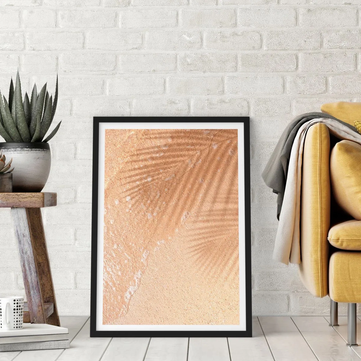 Póster en marco negro - La sombra de las hojas de palmera sobre la arena dorada de la playa. - 50x70cm - La sombra de un verano caluroso - Decoración de pared moderna para salón y dormitorio ARTTOR