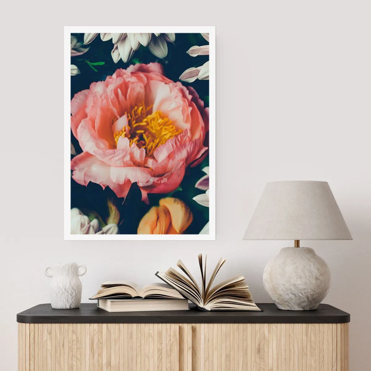 Póster - Una flor rosa con un centro amarillo rodeada de otras flores. - 50x70cm - Con esplendor barroco - Decoración de pared moderna para salón y dormitorio ARTTOR