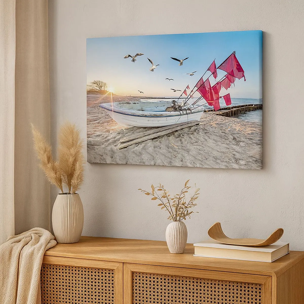 Cuadro sobre lienzo - Impresión de Imagen - Un barco en la playa al amanecer con gaviotas y banderas rojas. - 70x50cm - Un merecido descanso - Decoración de pared moderna para salón y dormitorio ARTTOR
