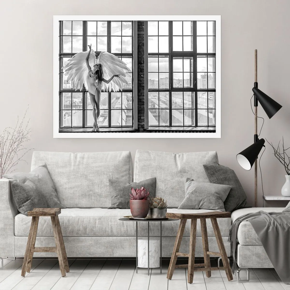 Póster - Una mujer con alas de ángel contra el fondo de una ventana del loft. - 100x70cm - ¿Ciudad de los ángeles? - Decoración de pared moderna para salón y dormitorio ARTTOR