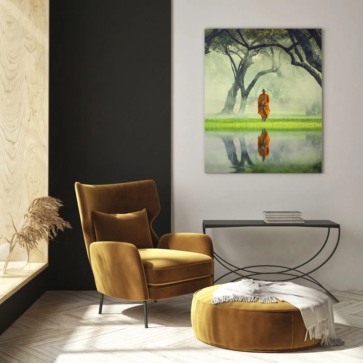 Cuadro sobre vidrio - Impresiones sobre Vidrio - Un monje con una túnica naranja en un bosque con un fondo brumoso y reflejo en el agua. - 70x100cm - En el camino de la iluminación - Decoración de pared moderna para salón y dormitorio ARTTOR