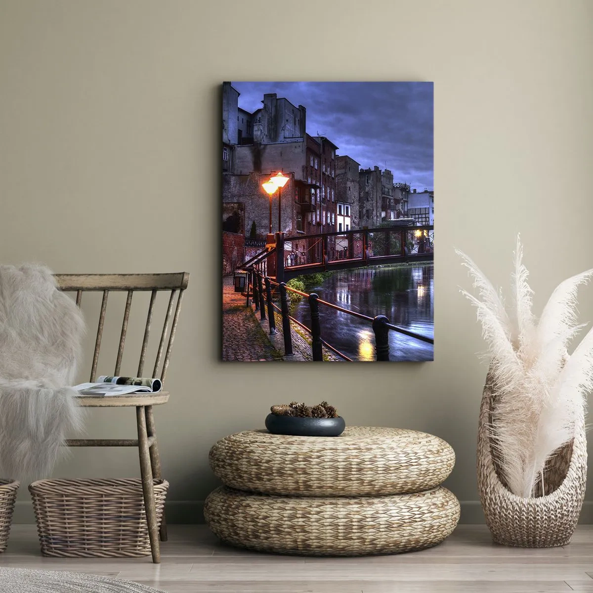 Cuadro sobre lienzo - Impresión de Imagen - Vista nocturna de las casas de vecindad y el puente sobre el canal. - 50x70cm - No conocías Bydgoszcz así - Decoración de pared moderna para salón y dormitorio ARTTOR