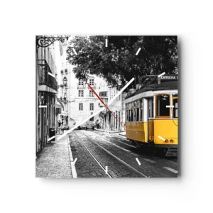 Reloj de pared - Reloj de vidrio - Un tranvía amarillo con el telón de fondo de una calle en blanco y negro. - 30x30cm - Y un fado de fondo - Decoración de pared moderna para salón y dormitorio ARTTOR