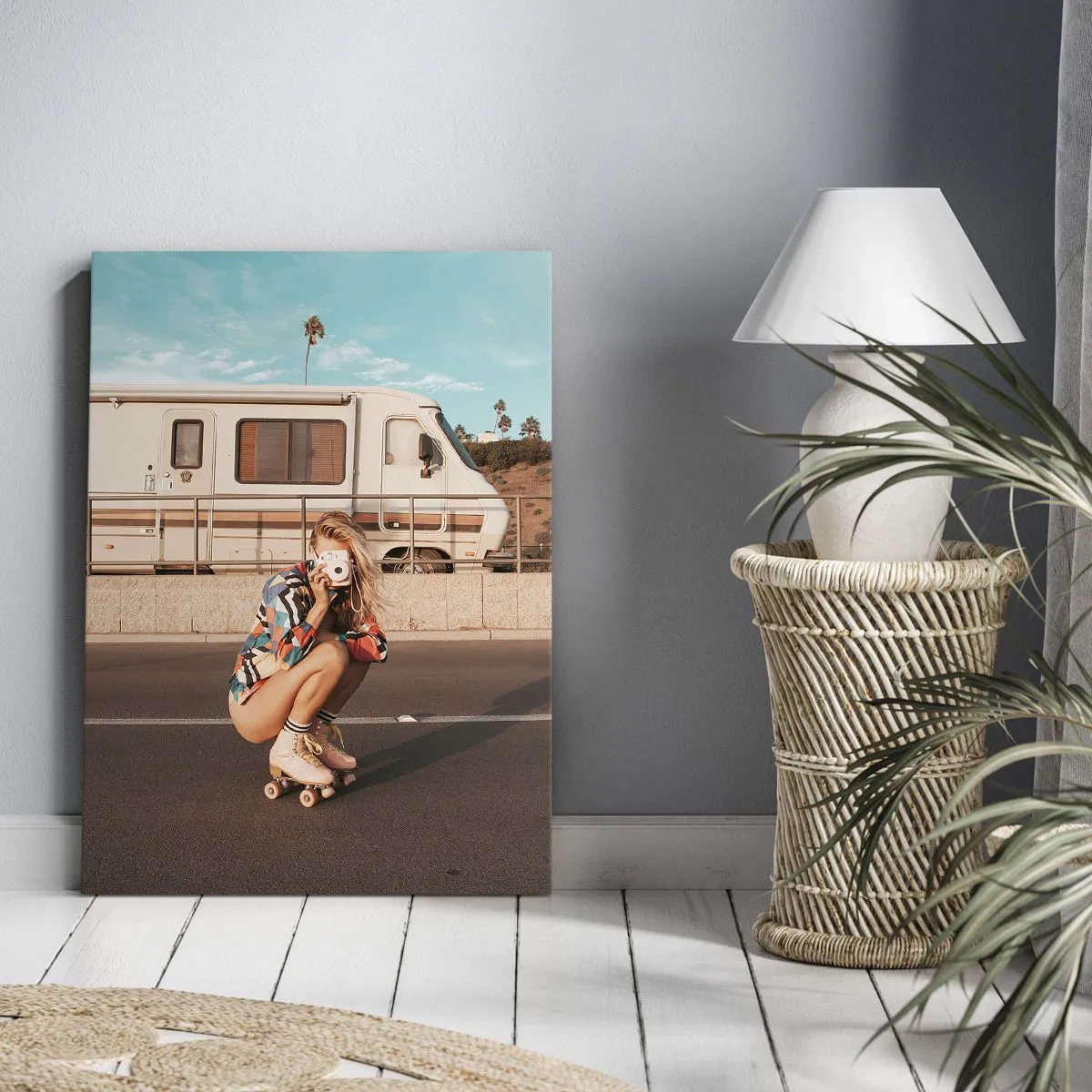 Cuadro sobre lienzo - Impresión de Imagen - Una chica en patines tomando una foto en un día soleado. - 80x120cm - ¡Sonrían, por favor! - Decoración de pared moderna para salón y dormitorio ARTTOR