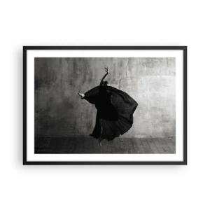 Póster en marco negro - Silueta en blanco y negro de una bailarina en movimiento contra un fondo de pared. - 70x50cm - Cargada de pasión - Decoración de pared moderna para salón y dormitorio ARTTOR