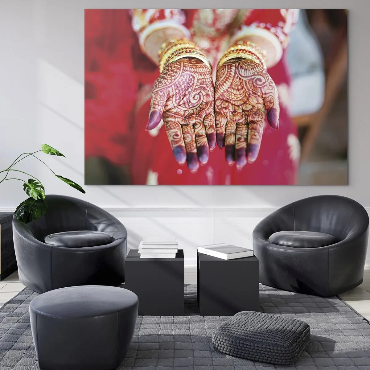 Cuadro sobre vidrio - Impresiones sobre Vidrio - Manos con henna en atuendo tradicional sobre un fondo rojo. - 70x50cm - Ritual con las manos - Decoración de pared moderna para salón y dormitorio ARTTOR