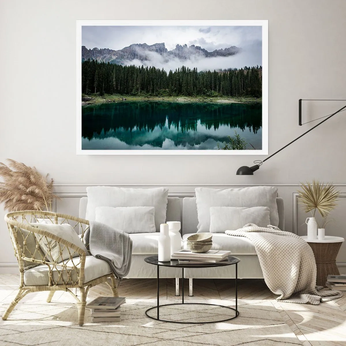 Póster - Un paisaje de montaña con un bosque y un lago que refleja el cielo. - 100x70cm - Calla, calla, no despertemos al agua dormida.... - Decoración de pared moderna para salón y dormitorio ARTTOR