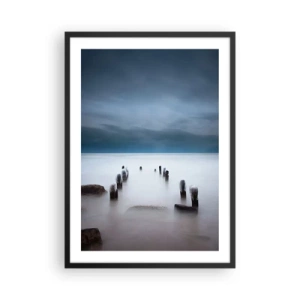 Póster en marco negro - Una vista melancólica de pilotes de madera en el agua. - 50x70cm - El lago del pensamiento - Decoración de pared moderna para salón y dormitorio ARTTOR