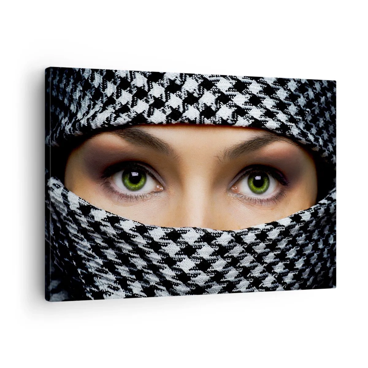 Cuadro sobre lienzo - Impresión de Imagen - Los ojos verdes de una mujer están ocultos tras una tela estampada en blanco y negro. - 70x50cm - Hermosa mirada de ojos verdes - Decoración de pared moderna para salón y dormitorio ARTTOR