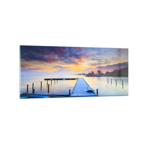 Cuadro sobre vidrio - Impresiones sobre Vidrio - Un embarcadero junto al lago al atardecer con un barco en la orilla. - 120x50cm - Calma púrpura y dorada - Decoración de pared moderna para salón y dormitorio ARTTOR