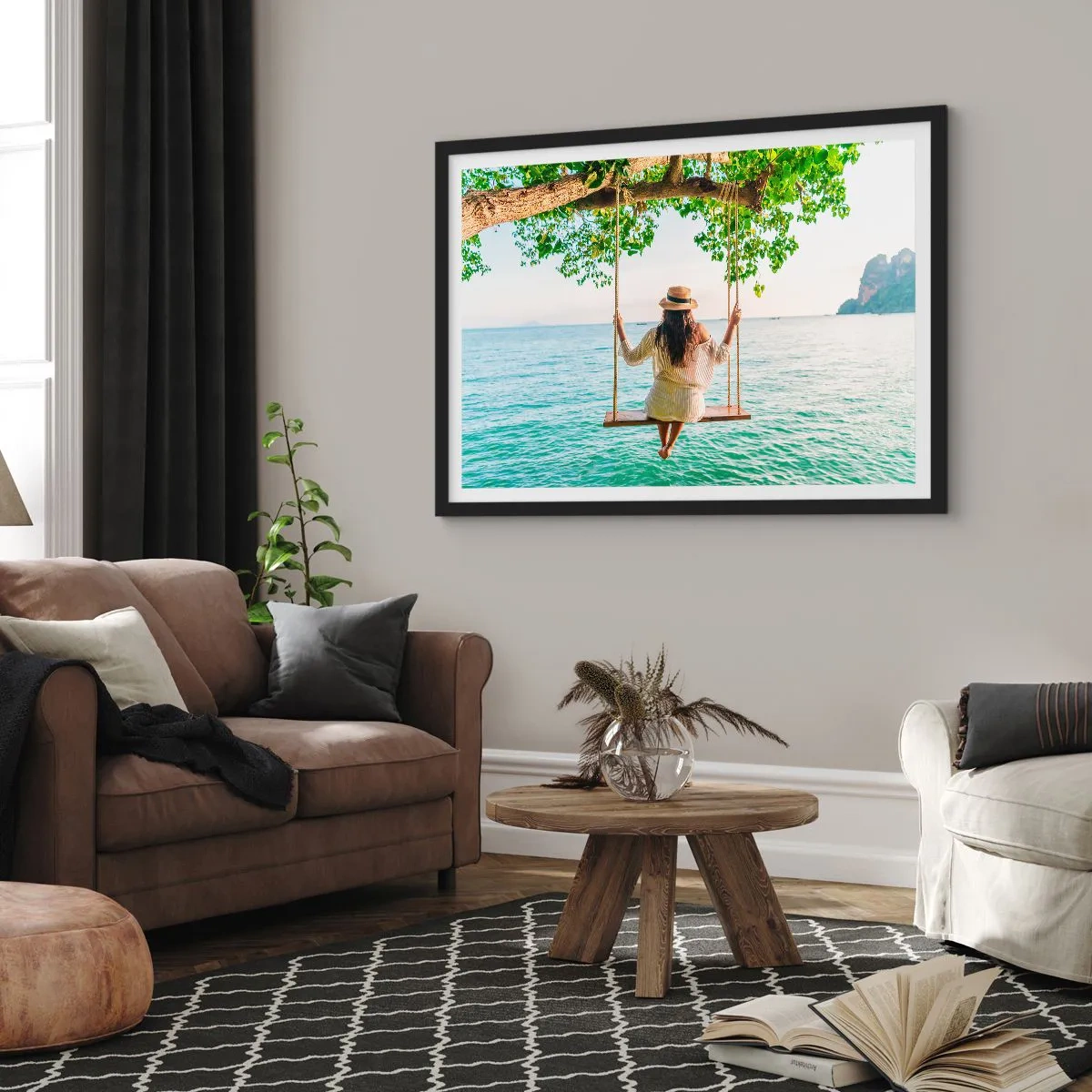Póster en marco negro - Mujer en un columpio junto al mar en un paisaje tropical - 70x50cm - La vida es bella - Decoración de pared moderna para salón y dormitorio ARTTOR