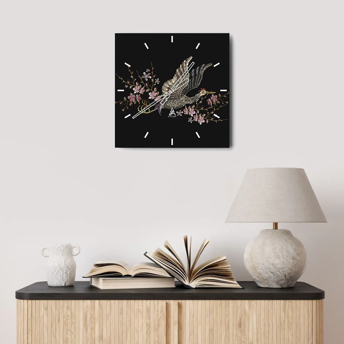 Reloj de pared - Reloj de vidrio - Un pájaro en vuelo con flores sobre un fondo negro. - 30x30cm - Ave florida - Decoración de pared moderna para salón y dormitorio ARTTOR