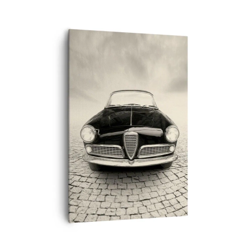 Cuadro sobre lienzo - Impresión de Imagen - Un coche clásico en una plaza adoquinada en estilo monocromático. - 70x100cm - ¿Y cómo no quererme? - Decoración de pared moderna para salón y dormitorio ARTTOR