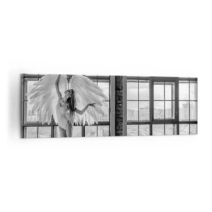 Cuadro sobre lienzo - Impresión de Imagen - Una mujer con alas de ángel contra el fondo de una ventana del loft. - 160x50cm - ¿Ciudad de los ángeles? - Decoración de pared moderna para salón y dormitorio ARTTOR