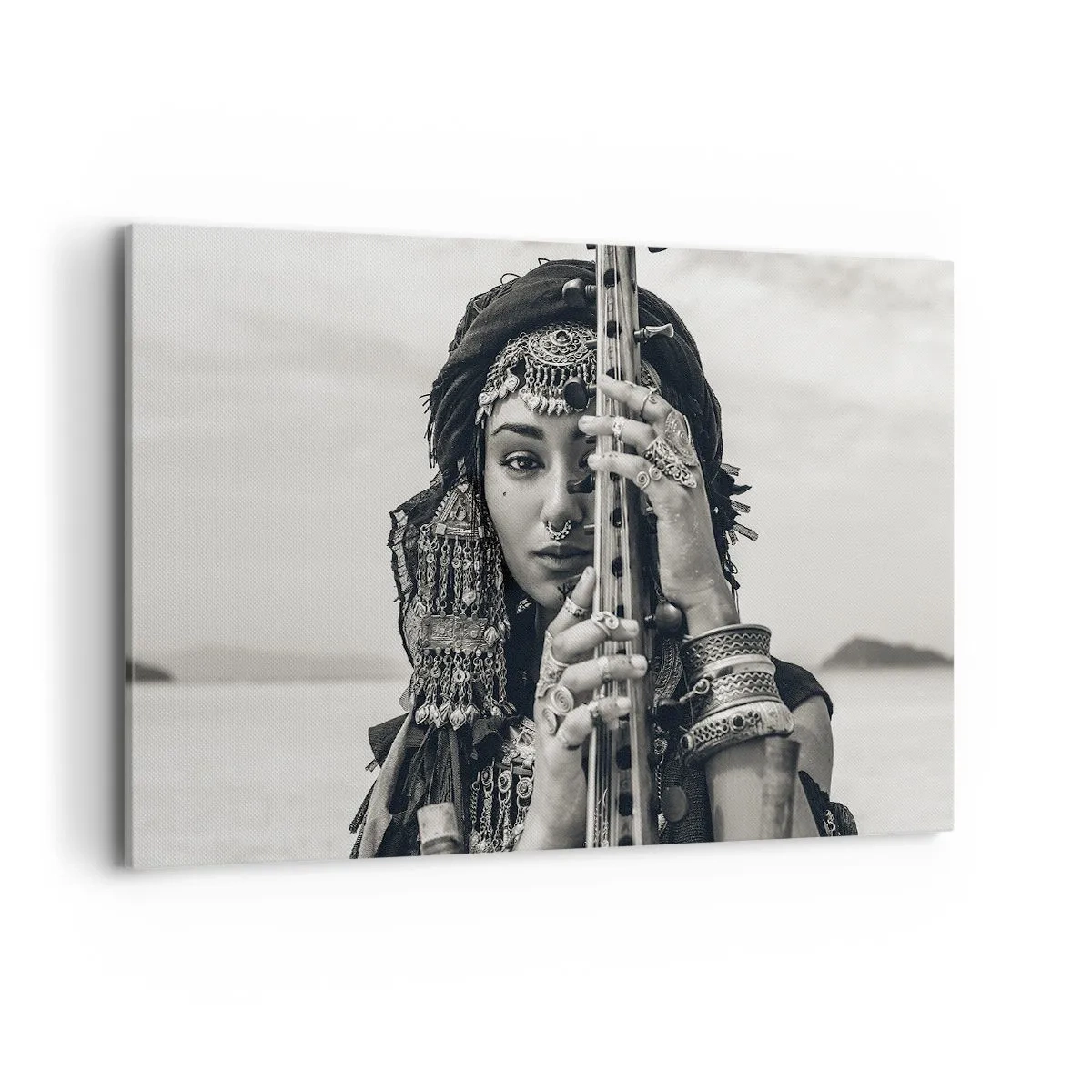 Cuadro sobre lienzo - Impresión de Imagen - Retrato de una mujer con joyas étnicas sosteniendo un instrumento en la mano. - 120x80cm - La música propia de Oriente - Decoración de pared moderna para salón y dormitorio ARTTOR