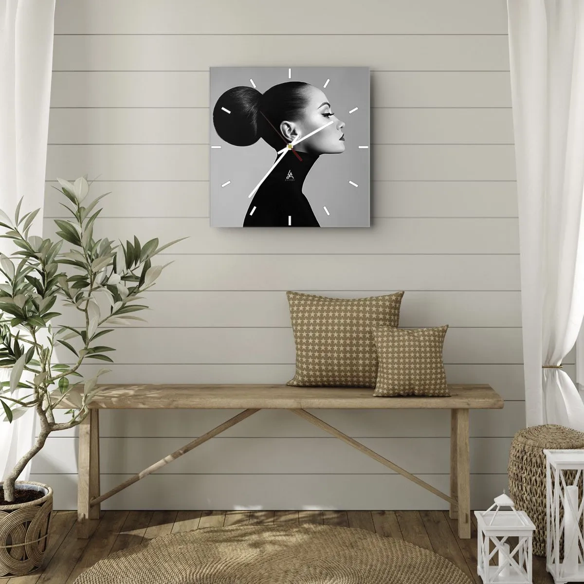 Reloj de pared - Reloj de vidrio - Perfil de una mujer en blanco y negro con un elegante moño. - 30x30cm - Nefertiti contemporánea - Decoración de pared moderna para salón y dormitorio ARTTOR