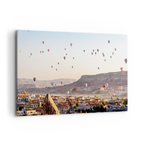 Cuadro sobre lienzo - Impresión de Imagen - Capadocia con globos con el telón de fondo de pintorescas colinas. - 120x80cm - Surcando los cielos - Decoración de pared moderna para salón y dormitorio ARTTOR