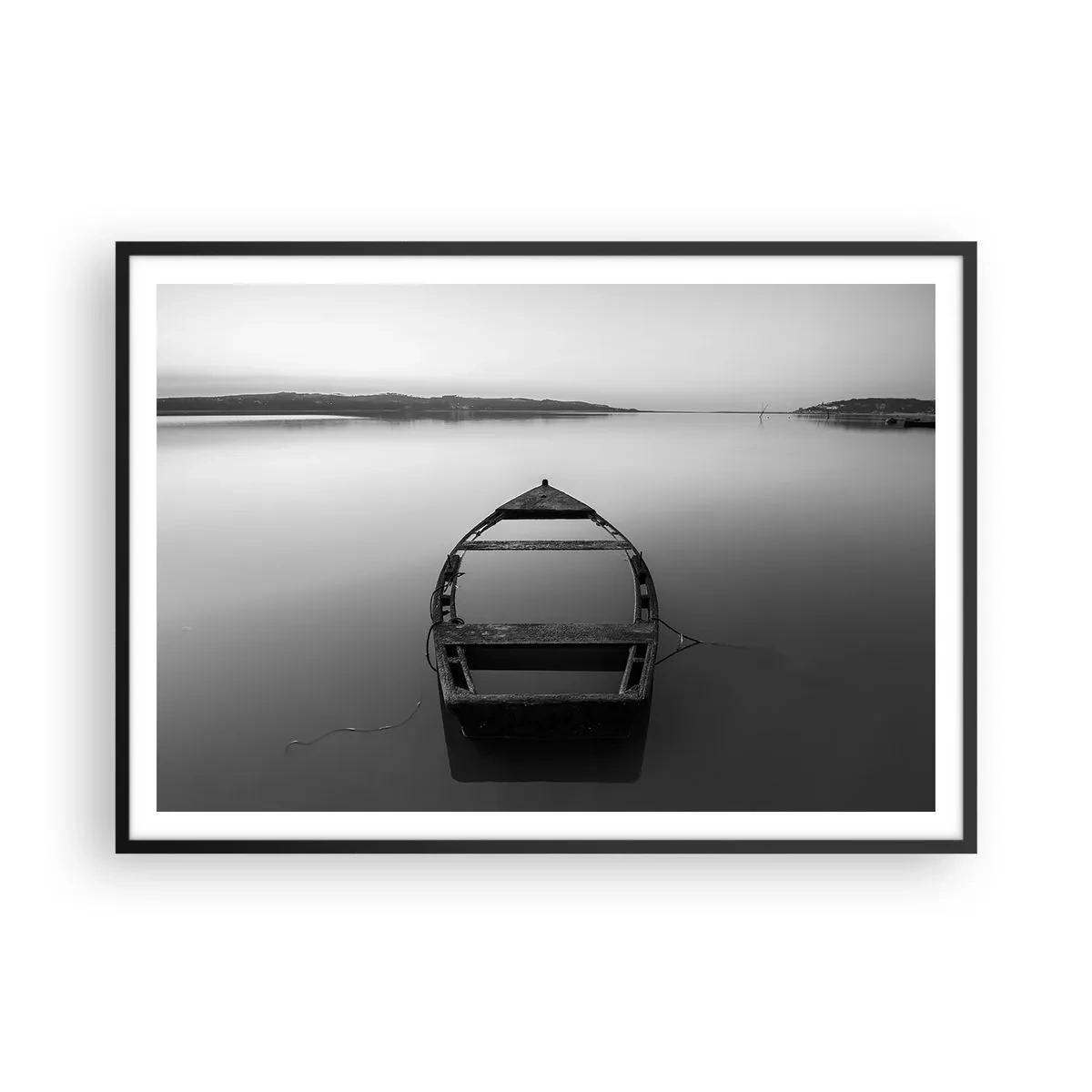 Póster en marco negro - Un barco solitario en un lago tranquilo en tonos blanco y negro. - 100x70cm - Anhelo y melancolía - Decoración de pared moderna para salón y dormitorio ARTTOR