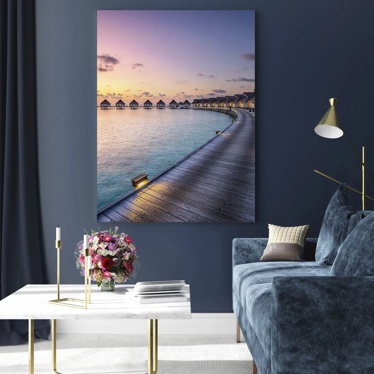 Cuadro sobre vidrio - Impresiones sobre Vidrio - El muelle que conduce a las cabañas frente al mar al atardecer. - 70x100cm - Vacaciones - volver al origen - Decoración de pared moderna para salón y dormitorio ARTTOR