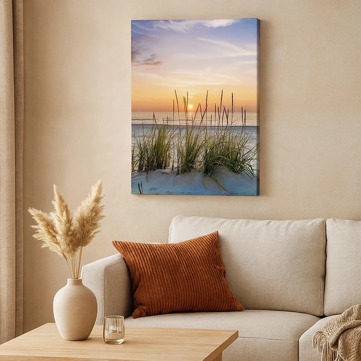 Cuadro sobre lienzo - Impresión de Imagen - Una playa de arena al atardecer con césped al fondo. - 50x70cm - Mira, piensa, siente - Decoración de pared moderna para salón y dormitorio ARTTOR