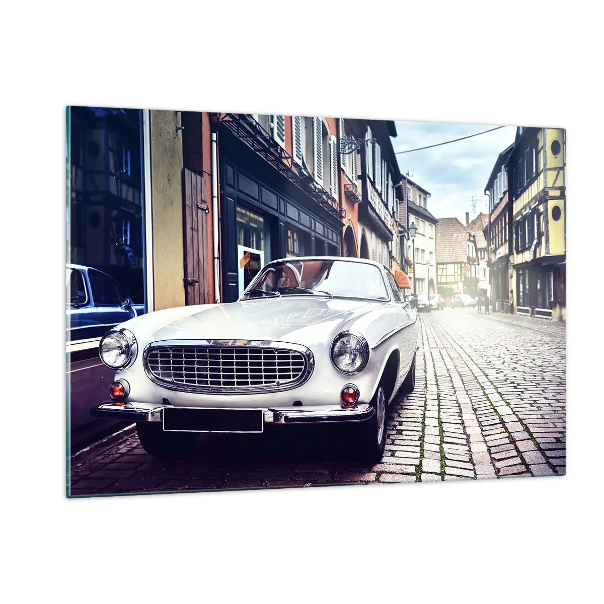 Cuadro sobre vidrio - Impresiones sobre Vidrio - Un coche clásico blanco con un fondo de edificios históricos. - 120x80cm - El pasado está aquí - Decoración de pared moderna para salón y dormitorio ARTTOR