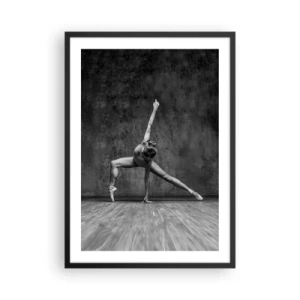Póster en marco negro - Una bailarina en blanco y negro en una pose dinámica frente a una pared cruda. - 50x70cm - Equilibrio perfecto - Decoración de pared moderna para salón y dormitorio ARTTOR