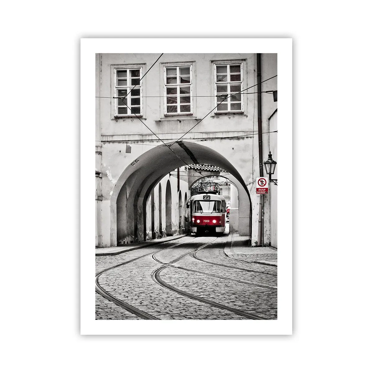 Póster - Tranvía rojo en un entorno en blanco y negro - 50x70cm - A través del laberinto urbano - Decoración de pared moderna para salón y dormitorio ARTTOR